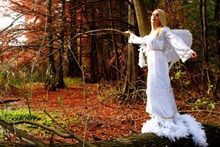 白色天使造型美女图片素材