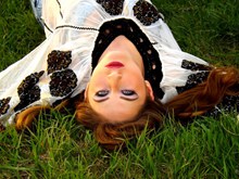 躺在草地上的美女图片大全