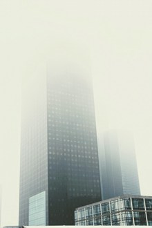 大雾天高楼图片素材