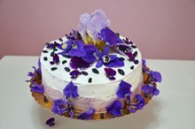 紫罗兰奶油蛋糕高清图片