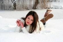 趴在雪地上的美女图片素材
