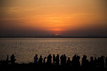 夕阳下海滩人群剪影图片素材