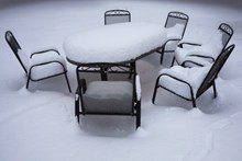 白雪覆盖的桌椅图片素材