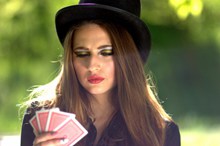 拿扑克牌的美女精美图片
