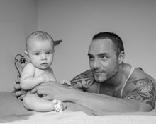 爸爸和婴儿黑白写真图片