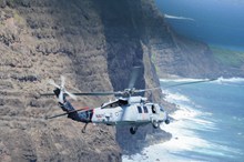 直升机穿越海峡高清图片