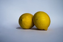 两个黄色柠檬精美图片
