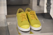 黄色运动鞋精美图片
