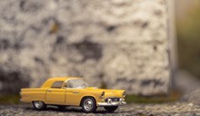 黄色玩具小轿车精美图片
