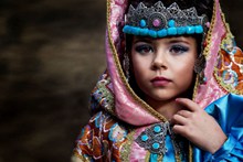 民族服饰外国小女孩精美图片