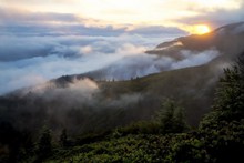 清晨云雾山脉高清图片