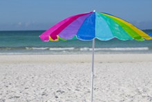 海边七彩太阳伞图片