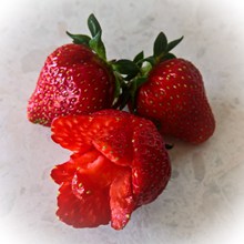 诱人鲜红草莓高清图