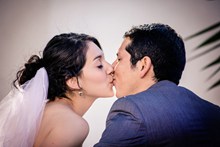 情侣接吻婚纱摄影图片