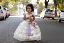 小女孩穿婚纱的图片
