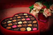 心形巧克力礼盒高清图片