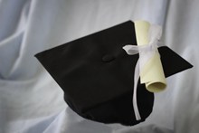 学士帽和毕业证高清图