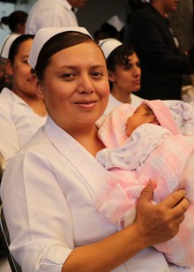 抱着婴儿的护士图片大全