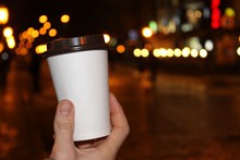 咖啡外卖夜景特写图片