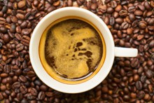 咖啡豆上的咖啡精美图片