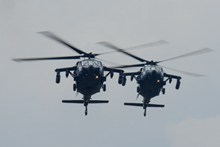 两辆直升飞机高清图片