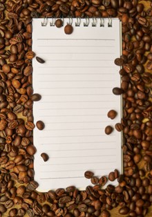 咖啡豆上的记事本高清图