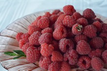 红色新鲜树莓图片下载