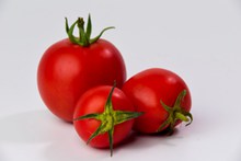 三颗红色西红柿高清图