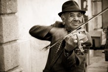 拉小提琴老人图片下载