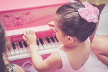 学钢琴小女孩精美图片