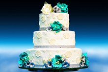 三层婚礼奶油蛋糕图片素材