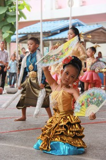 泰国小女孩跳舞高清图片