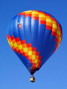 空中热气球图片素材