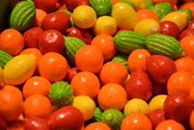 水果形状的彩色糖果高清图
