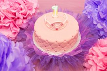 浪漫粉色奶油生日蛋糕图片素材