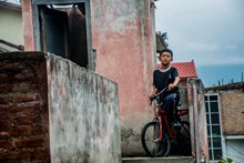 骑单车小男孩图片