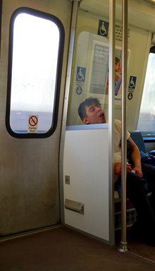 车厢睡觉男人精美图片
