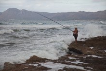 男胖子海边钓鱼精美图片