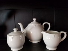 白色陶瓷茶壶图片素材