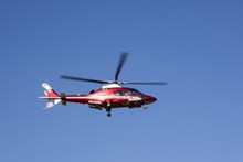 红色直升机高清图片