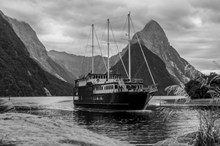 河中船只黑白高清图片