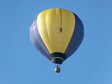 蓝天下热气球高清图
