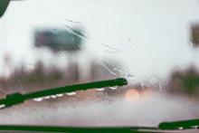 早上下雨车窗背景照片高清图片