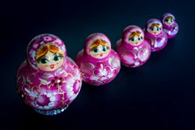 俄罗斯陶瓷娃娃图片