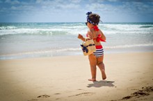 沙滩可爱小女孩背影图片素材