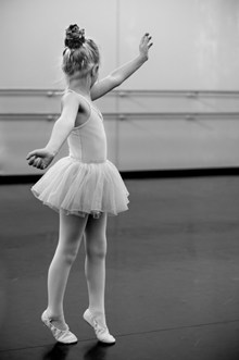 跳芭蕾舞女孩图片素材