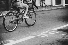 骑自行车黑白摄影图图片素材