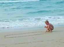 海滩男孩玩耍高清图