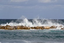 海浪击石高清图