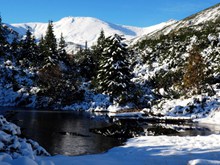 高山湖泊冬季雪景图片素材